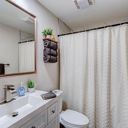 Luxury Studio King Bed Chicago Remodeled